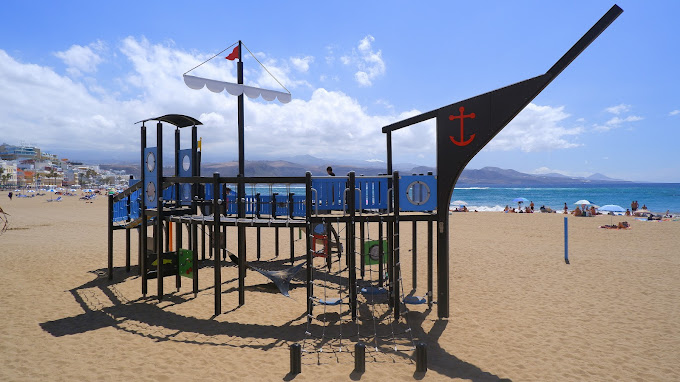 Zona de juegos de arena en la playa